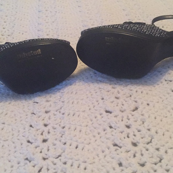 Cute black and white peep toe heels - Picture 3 of 7